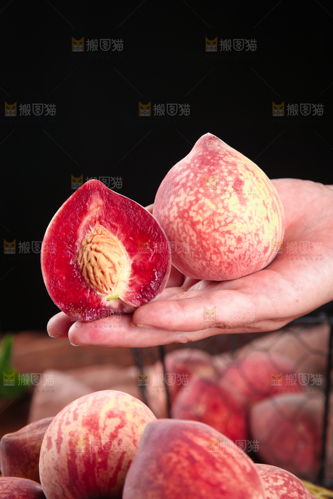 手里拿着血桃