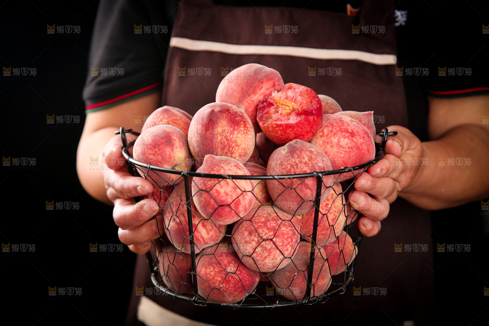 手里端着一篮胭脂红桃子