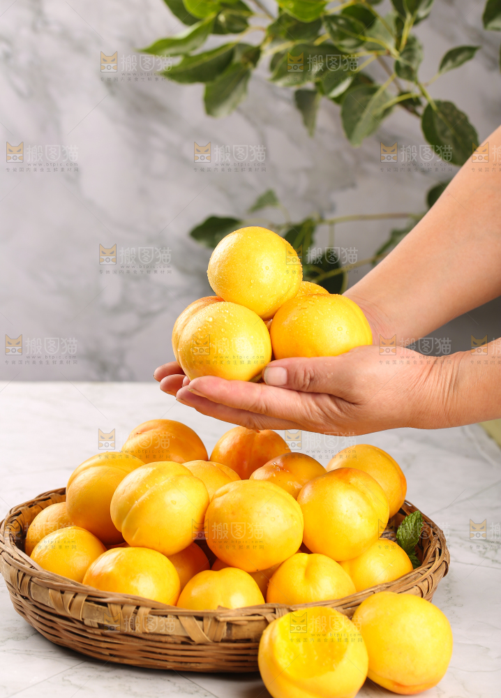 手里捧着黄油桃