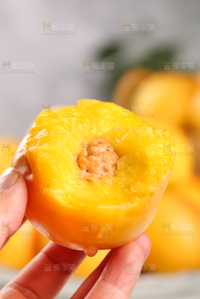 手里拿着黄油桃