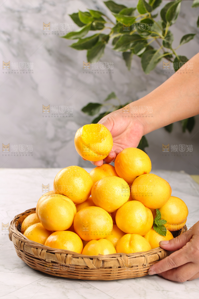 手里端着一篮蒙阴黄油桃