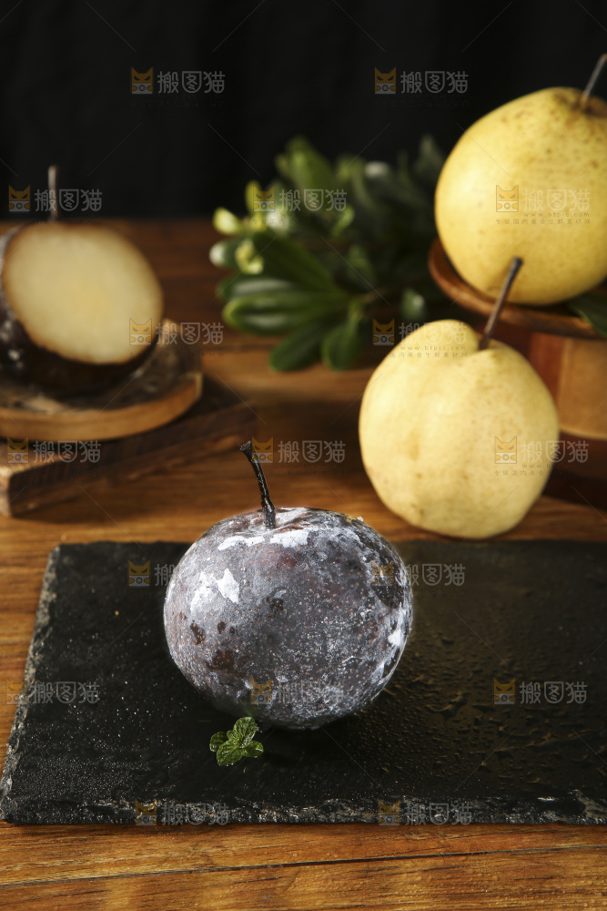 黑石板上放着一个黑冻梨