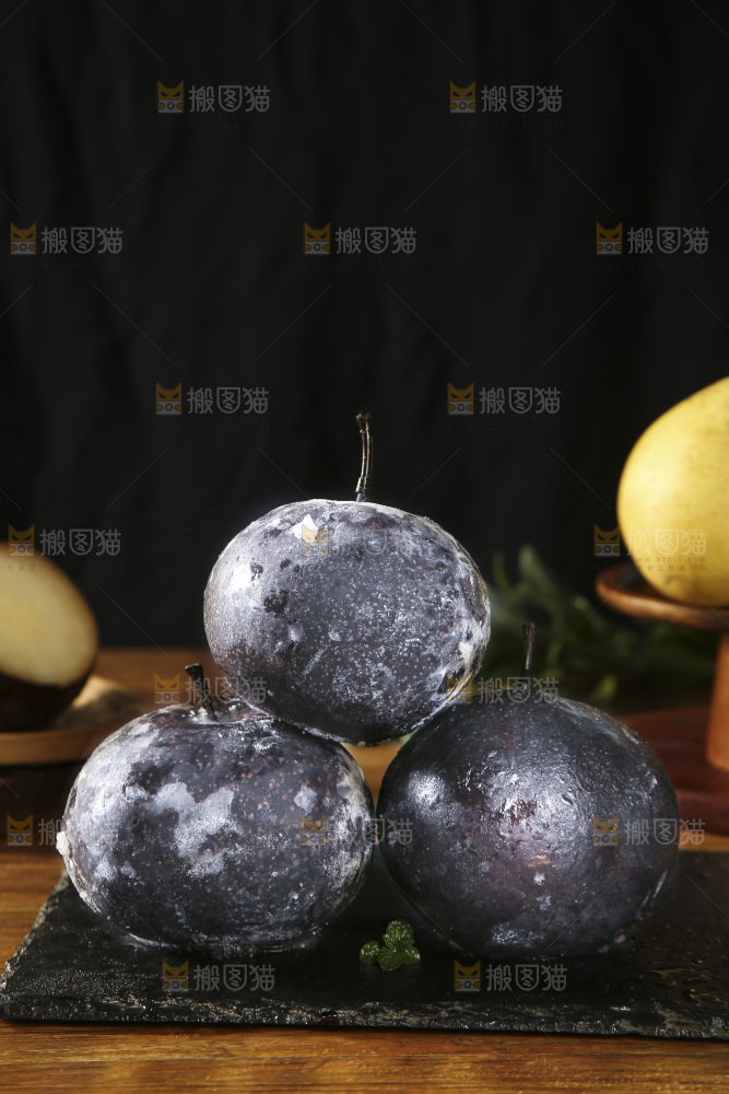 黑石板上摆放着黑冻梨