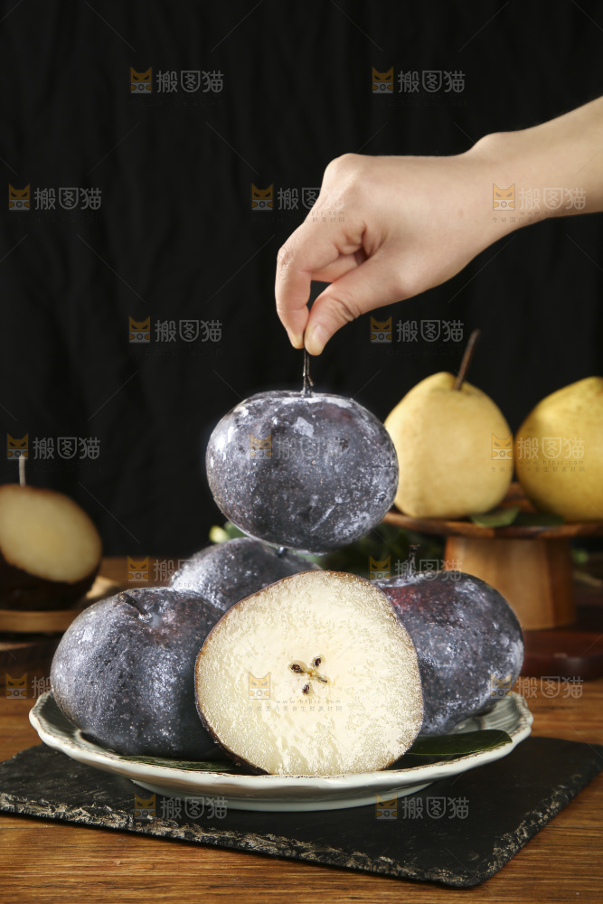 手拿着东北冻梨