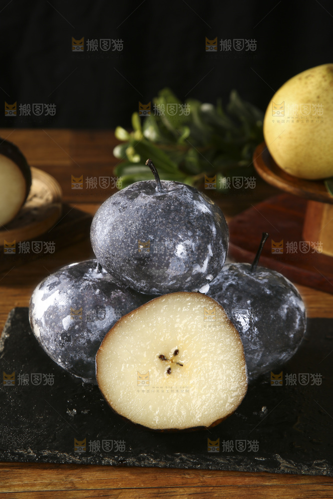 黑石板上放着一堆黑冻梨
