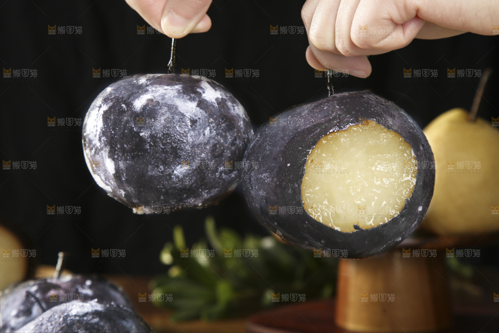 手里拿着冻梨