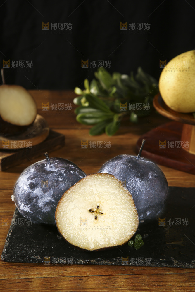 黑石板上摆放着黑冻梨