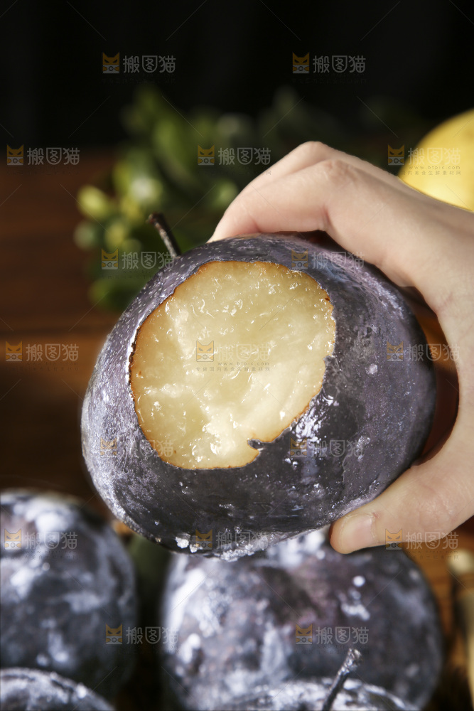 手拿着冻梨