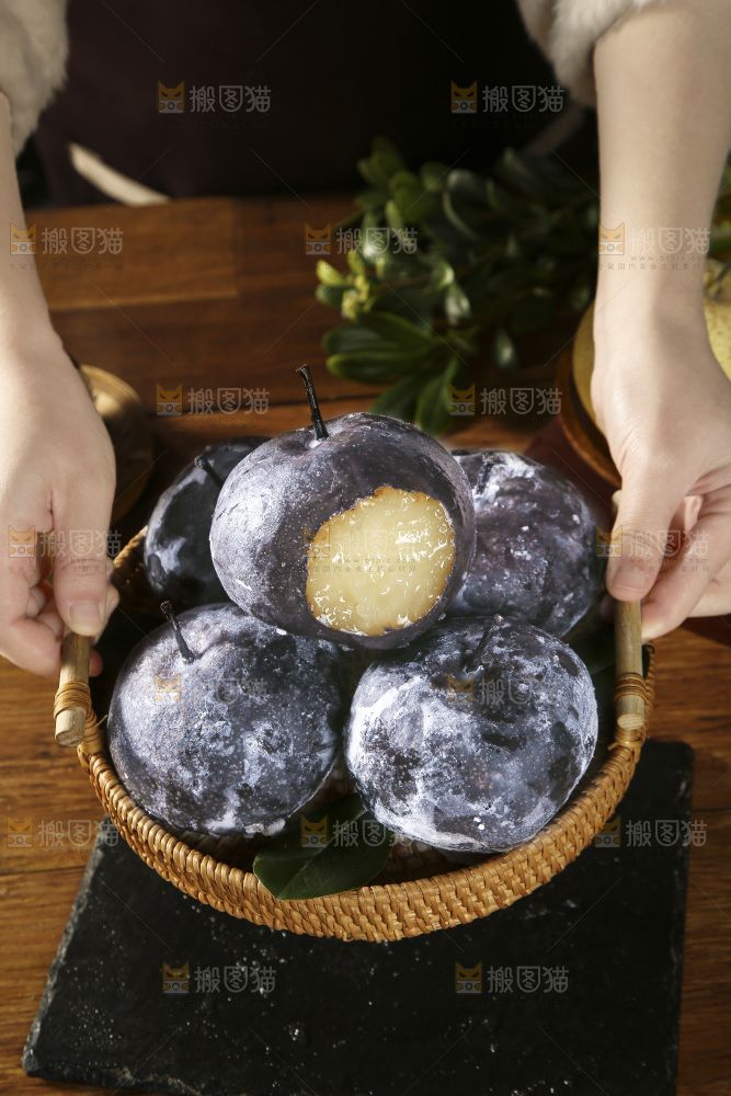手里端着一篮东北冻梨