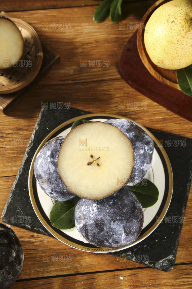 黑石板上放着一盘冻梨