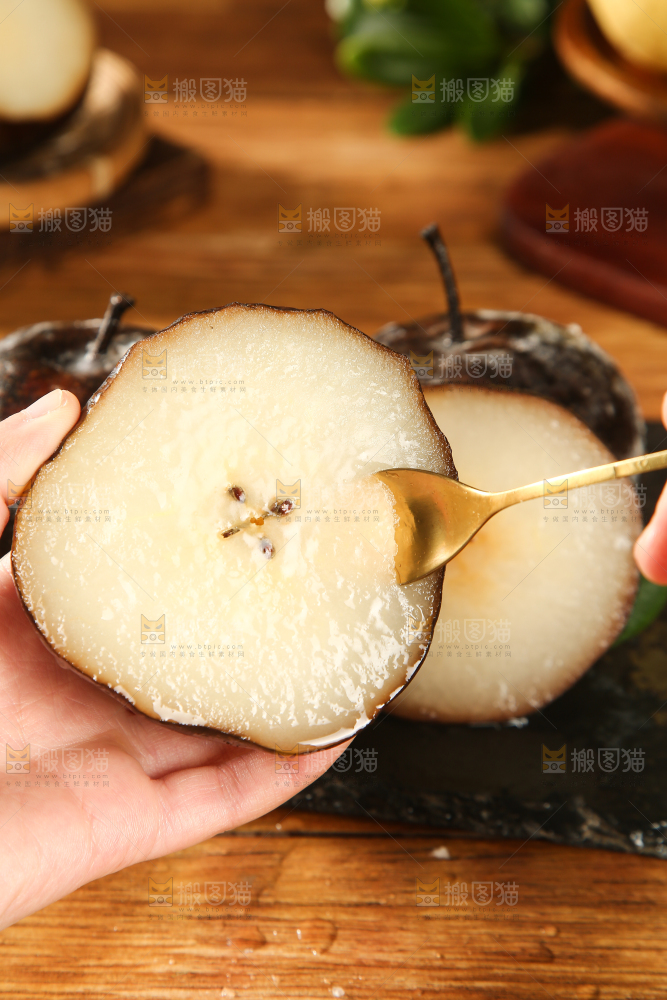 勺子上舀冻梨果肉