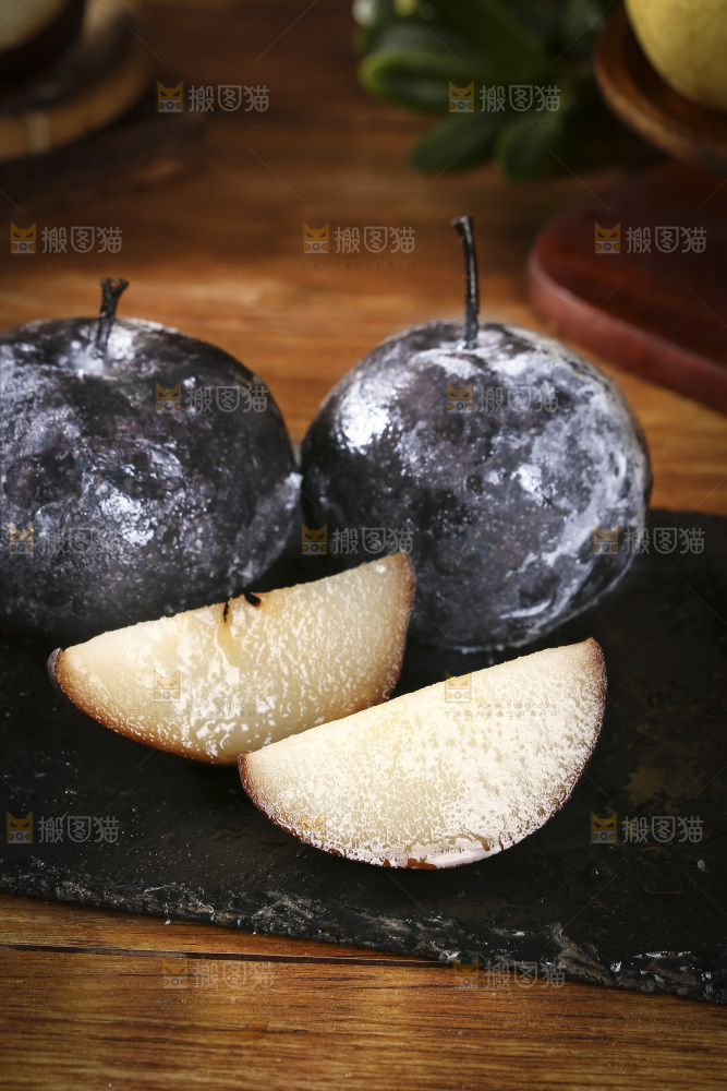 黑石板上放着东北冻梨