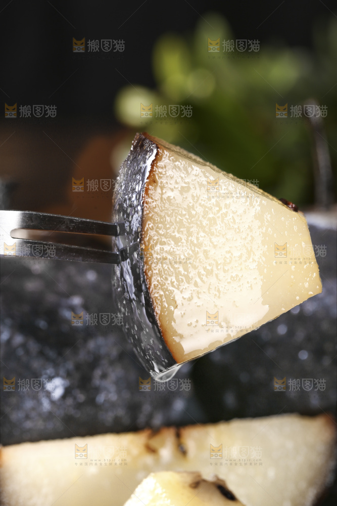叉子插着冻梨果肉