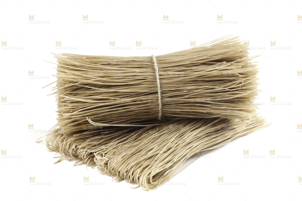 白底上放着一堆红薯粉丝