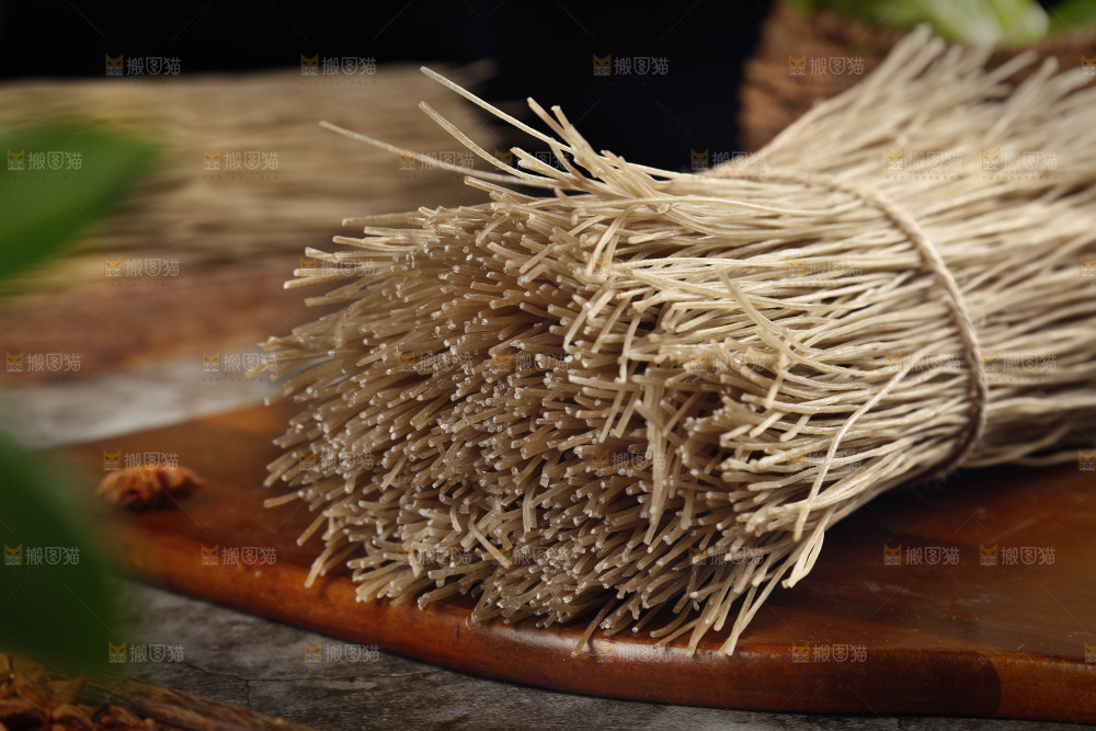 木板上放着红薯粉丝