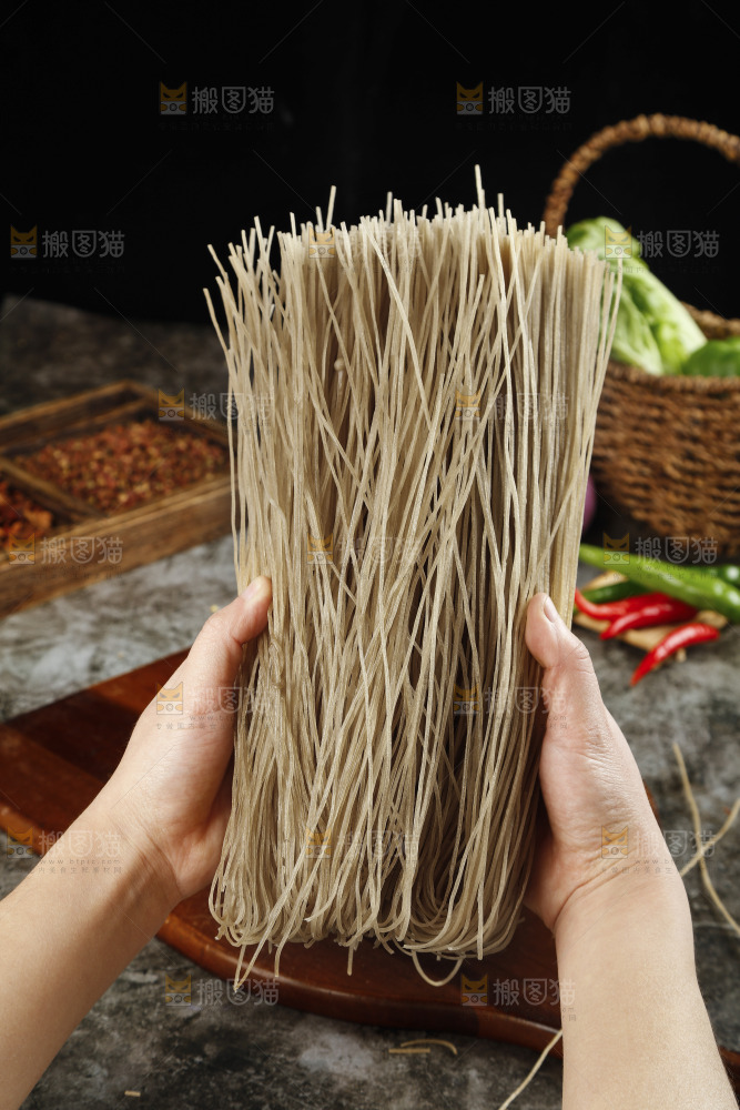 手里拿着红薯粉