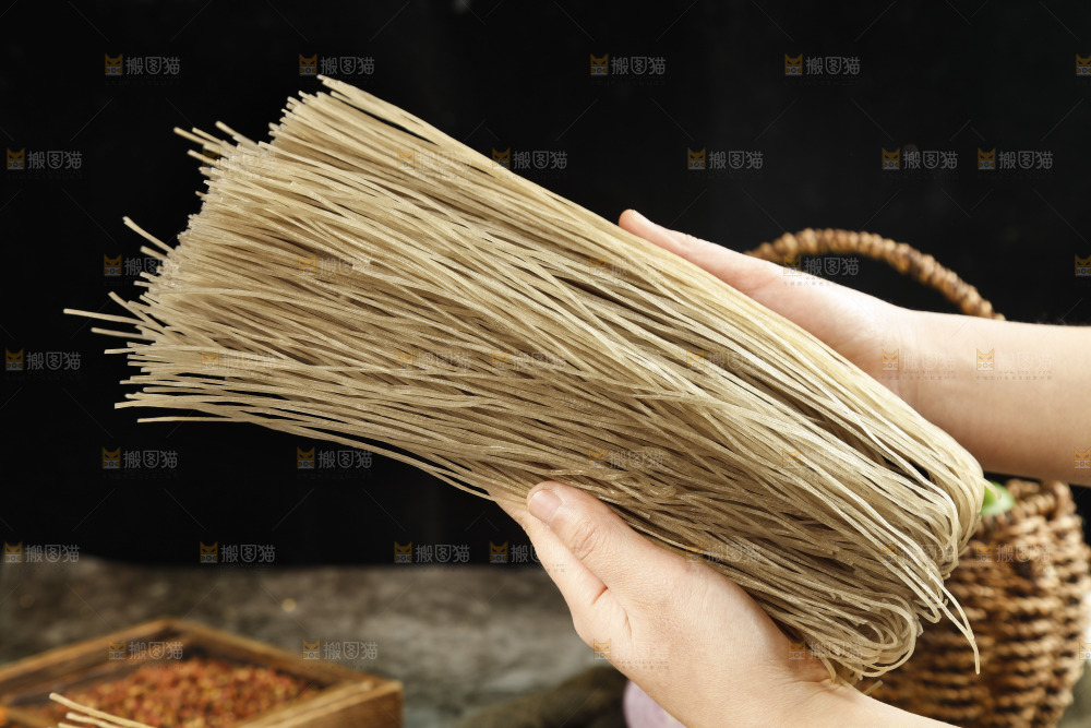 手里拿着红薯粉