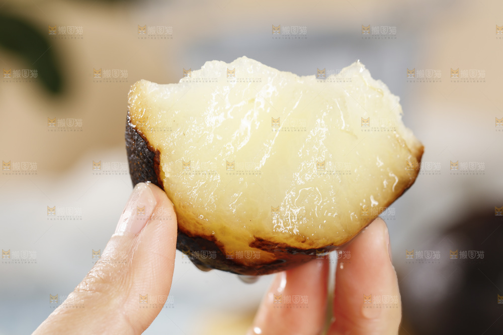 手里拿着东北冻梨