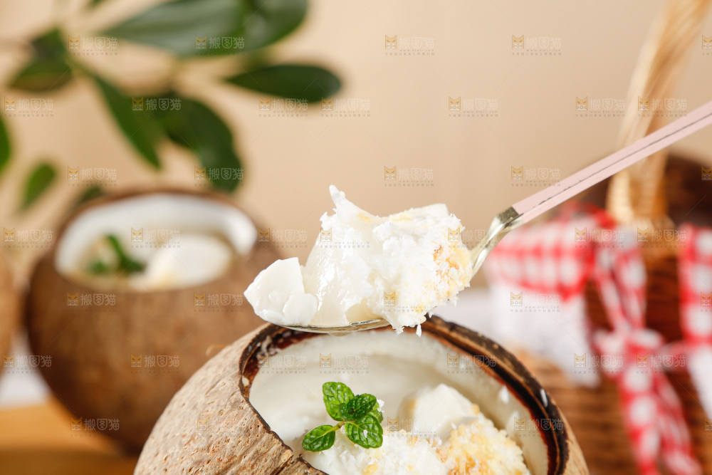 勺子上舀着椰奶冻
