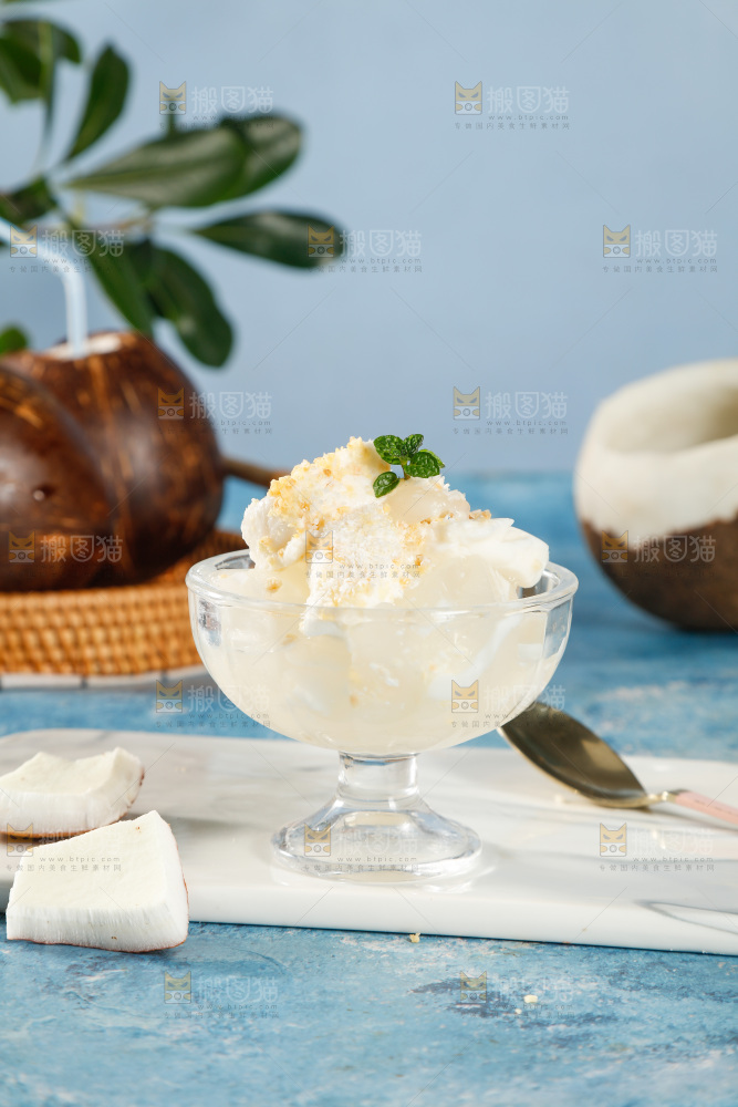 石板上放着一碗椰奶冻
