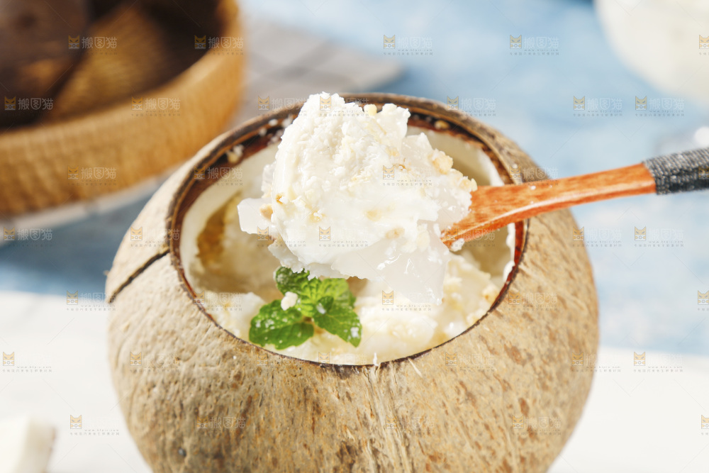 勺子上舀着椰子冻果肉