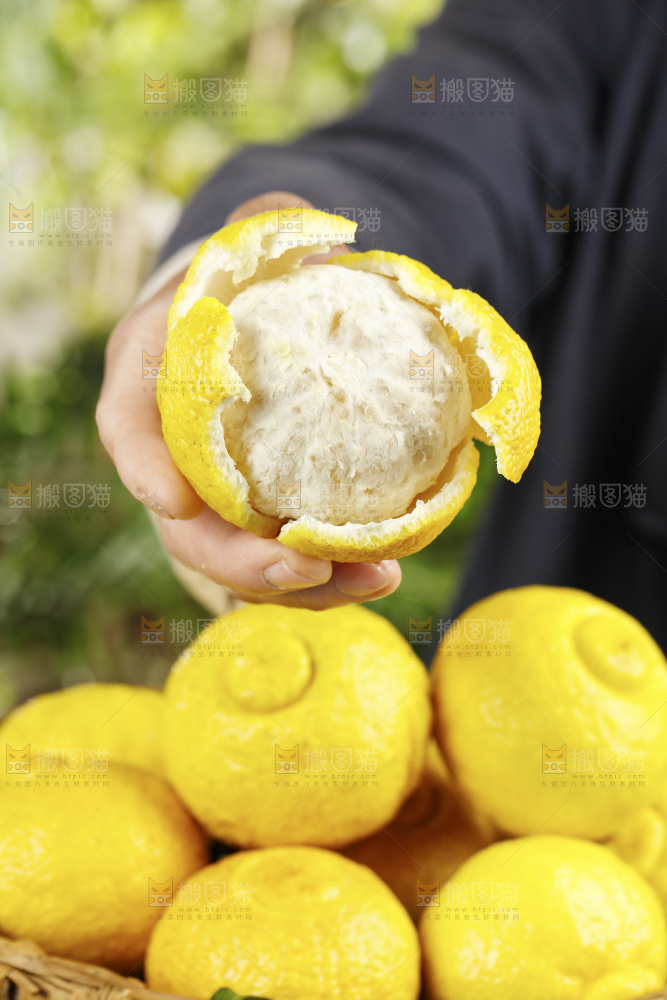 手里拿着怀化黄金贡柚