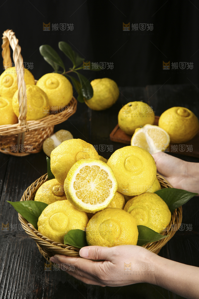 手端一篮贡柚