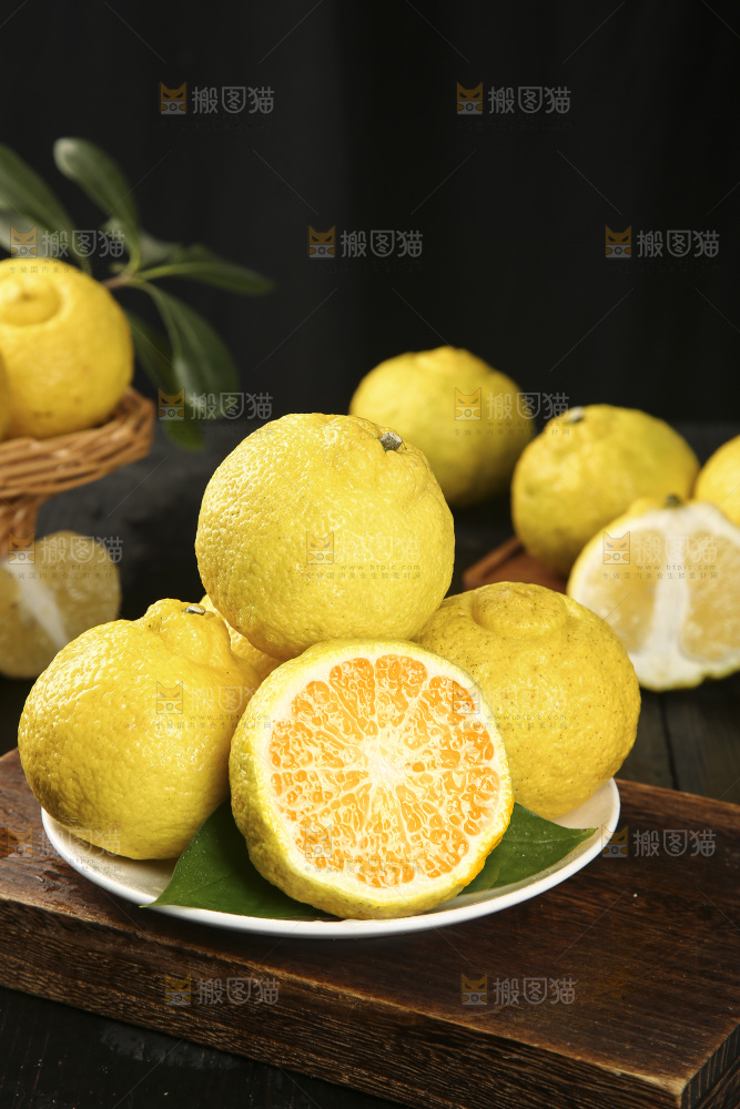 木底上摆放着一盘黄金贡柚