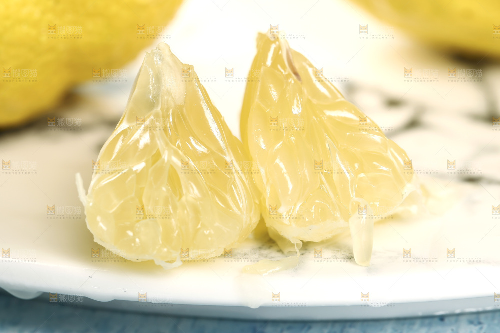 盘子里放着黄柚果肉