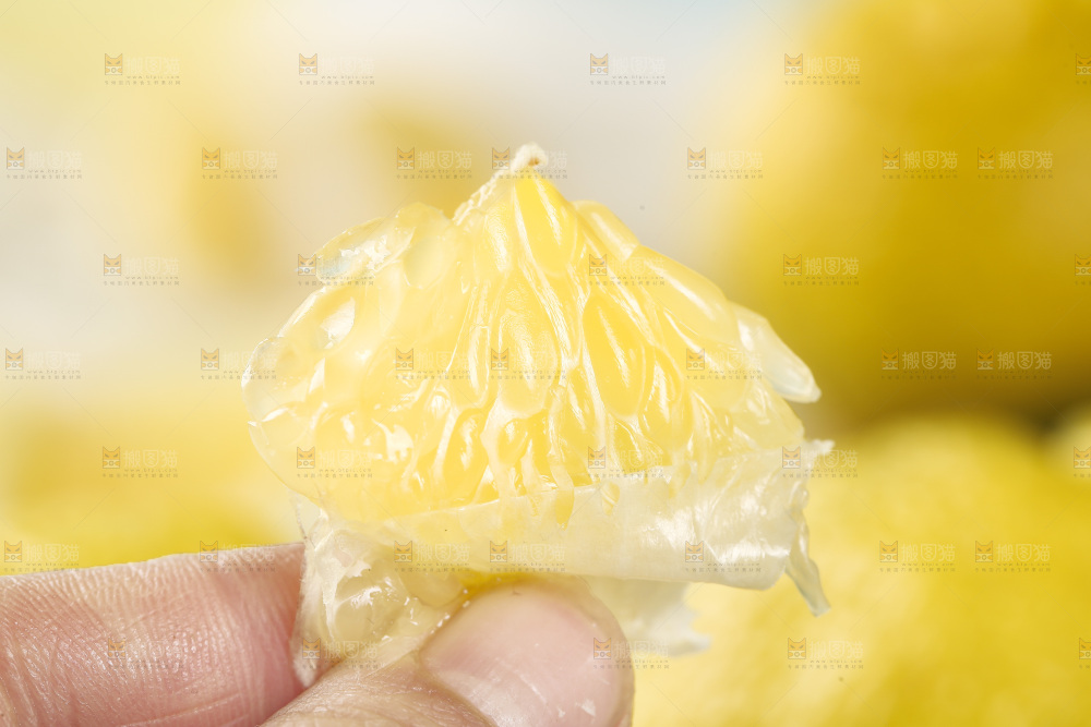 手里拿着贡柚果肉