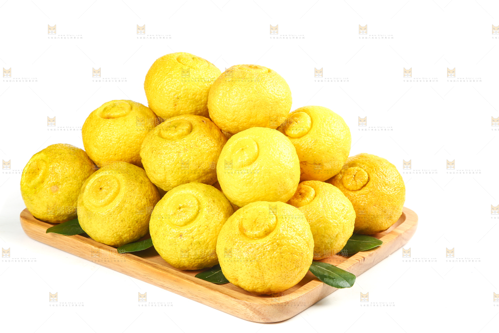 白底上放着一盘贡柚