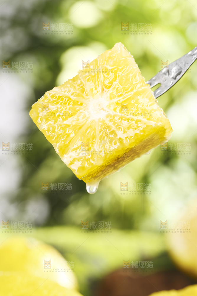 叉子插着贡柚果肉