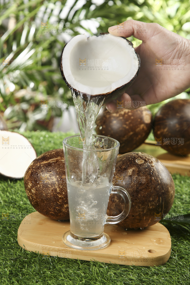 手里倒着一杯椰汁