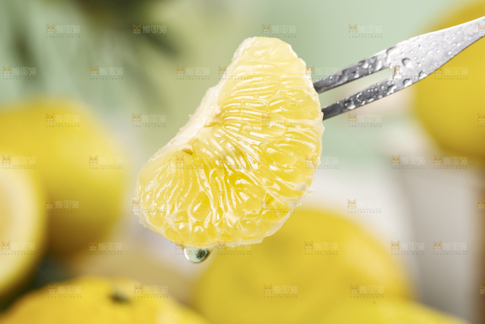 叉子插着贡柚果肉
