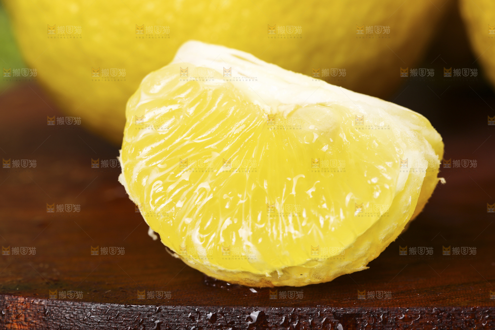 木底上放着贡柚果肉