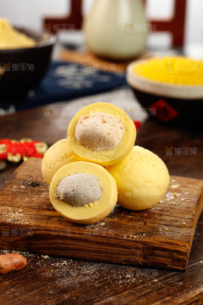 木板上放着黄米汤圆