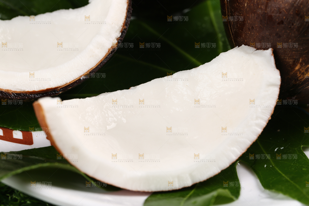 盘子里切块的椰肉