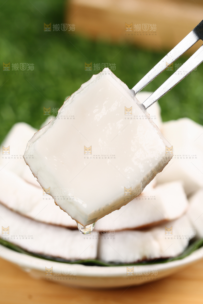 叉子插着椰子果肉特写