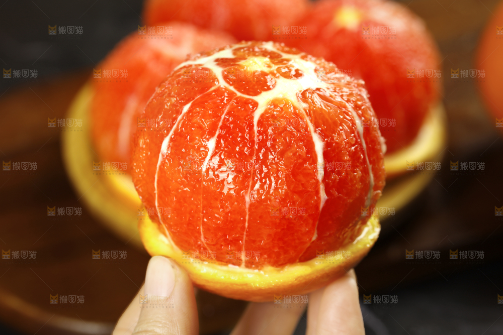 手里拿着血橙果肉