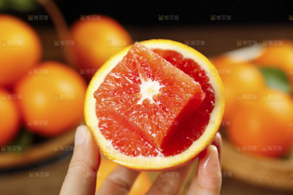 手里拿着中华红血橙