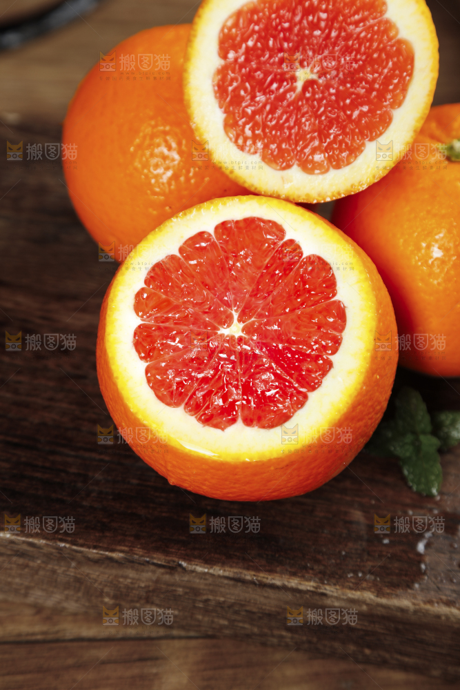 木板上放着赣南血橙