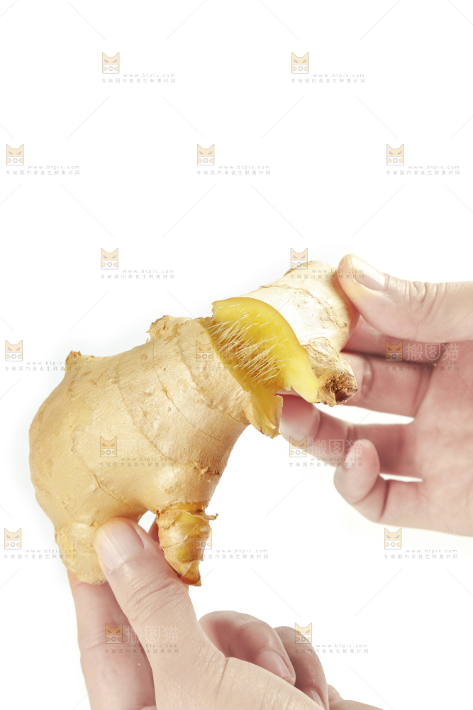 手里拿着生姜
