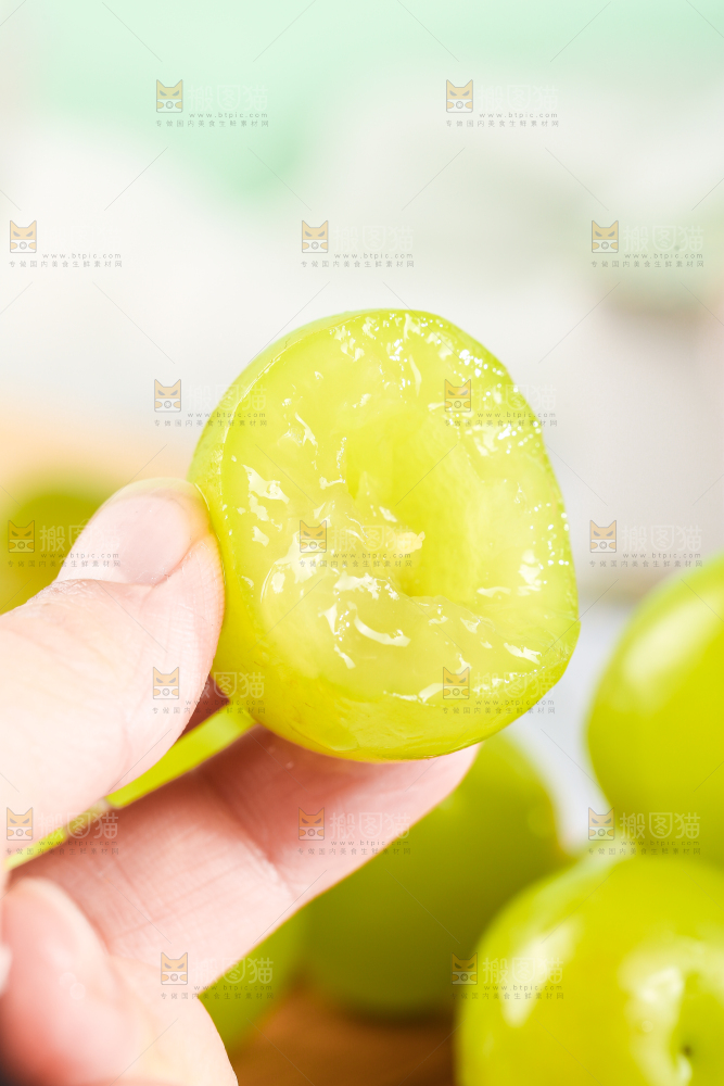 手里拿着阳光玫瑰青提