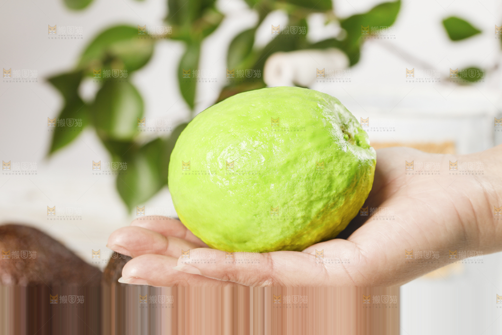 手里拿着牛油果果肉
