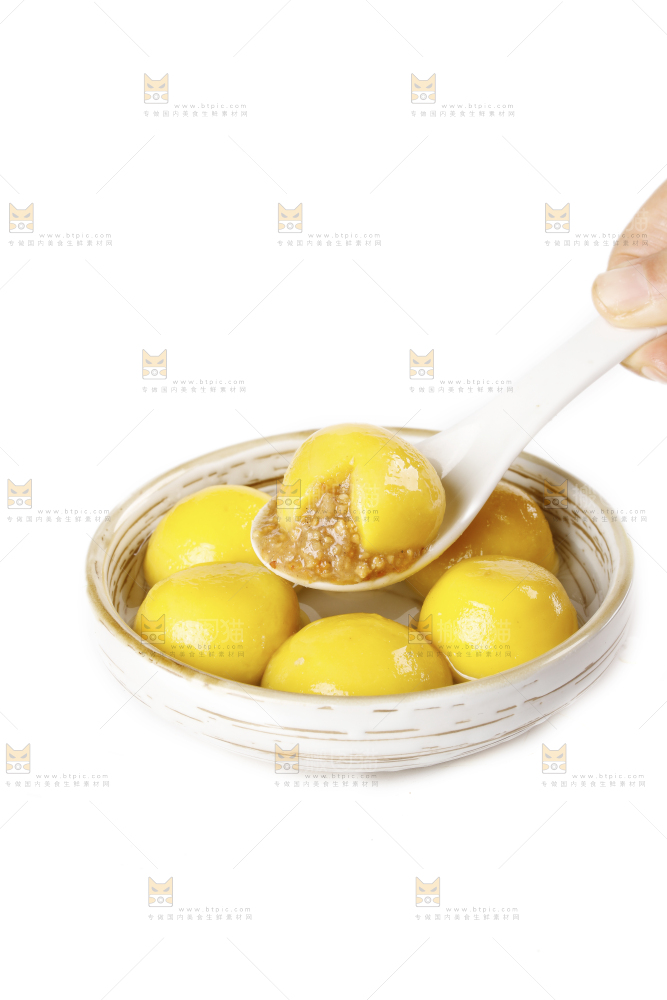 勺子上舀着花生馅汤圆