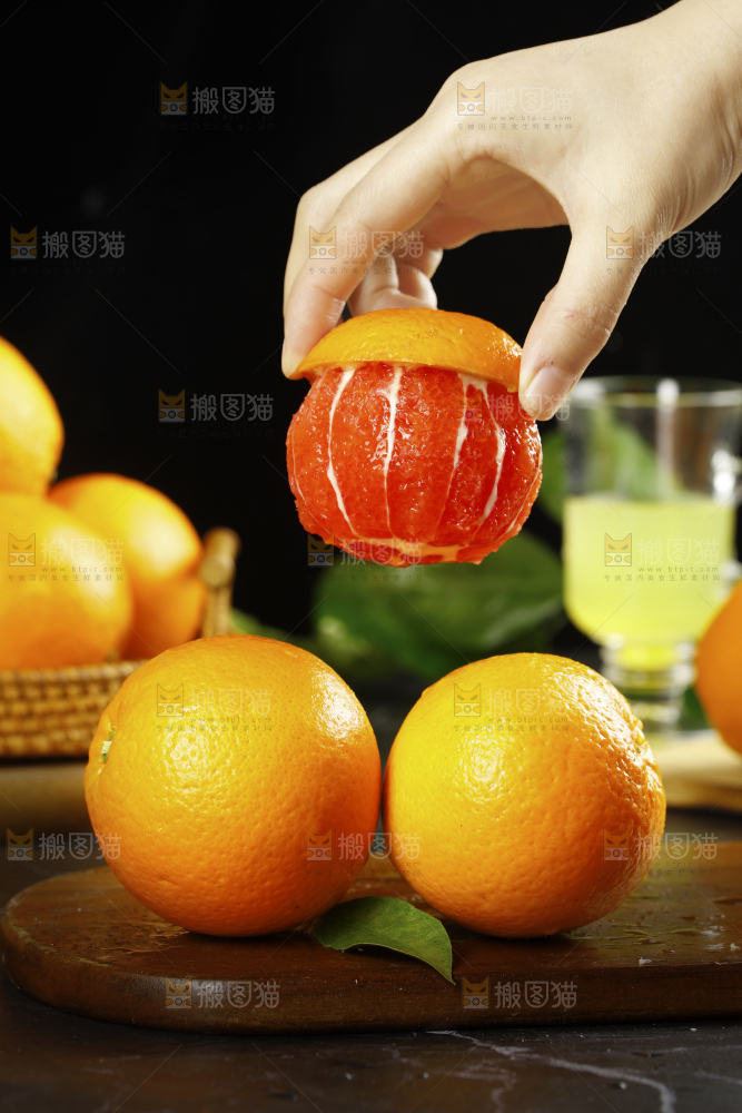 手里拿着赣南血橙