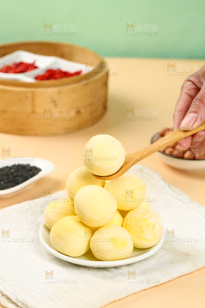 勺子上舀着黄米汤圆