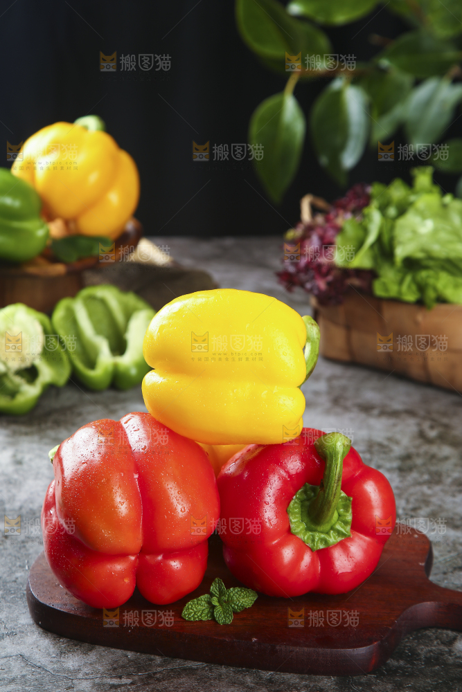 砧板上放着灯笼椒