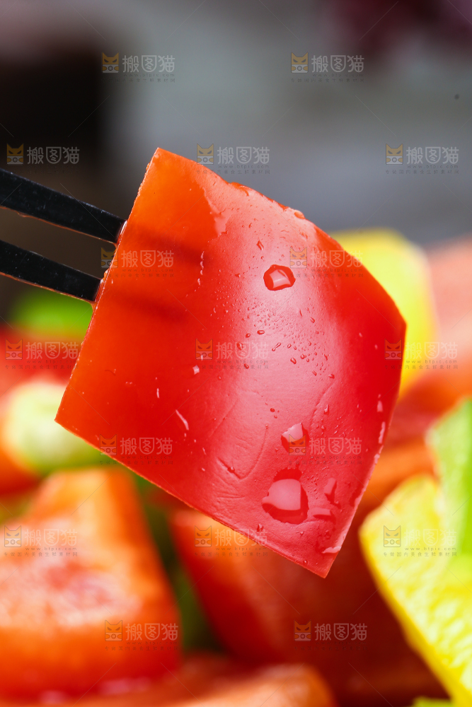 叉子上插着辣椒切块