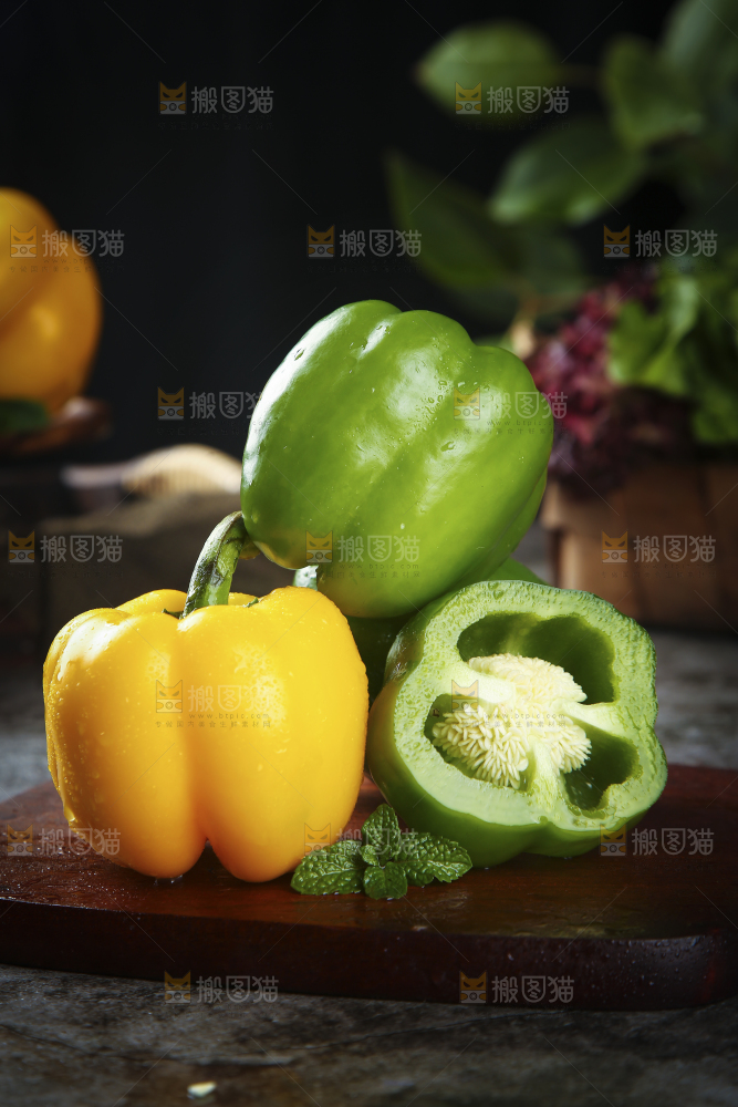 木底上的圆辣椒